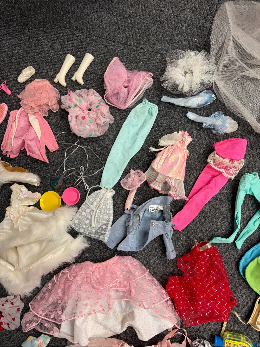 Vintage lot of 1980s Barbie clothes outfits accessories suitcase - Picture 9 of 15